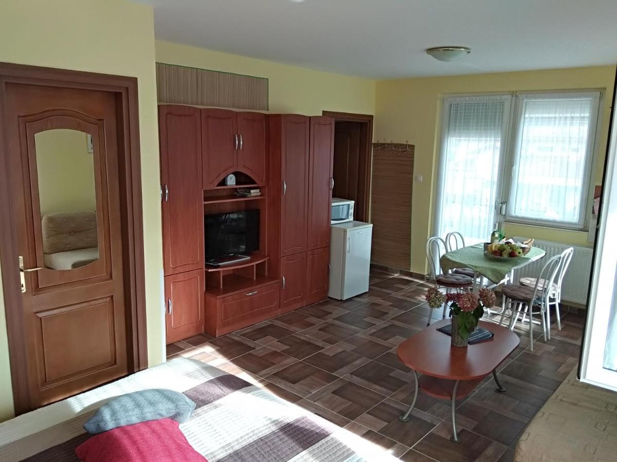Yellow Apartmanhaz *