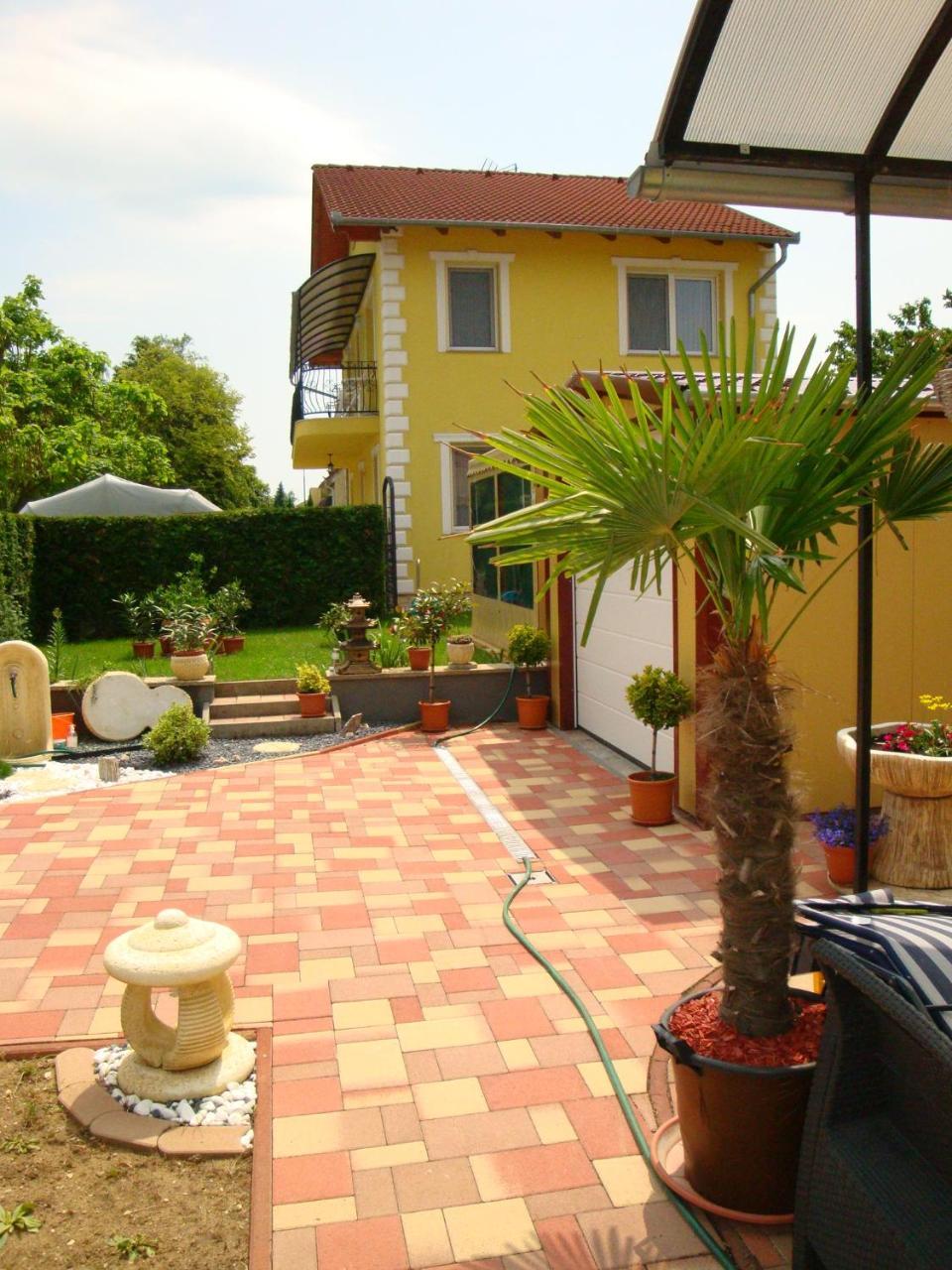 Yellow Apartmanhaz *