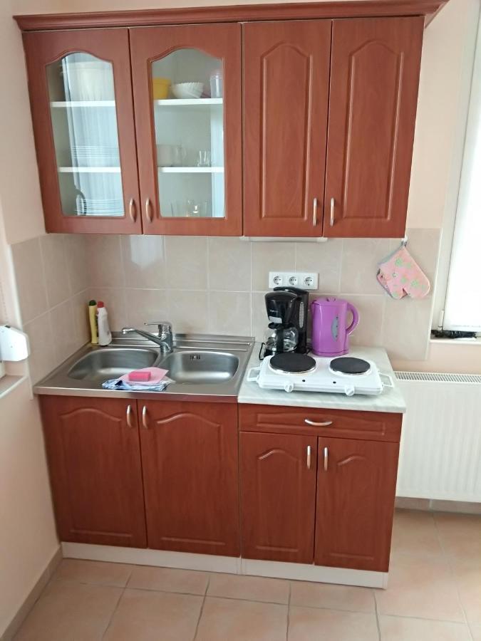Апартаменти Yellow Apartmanhaz *
